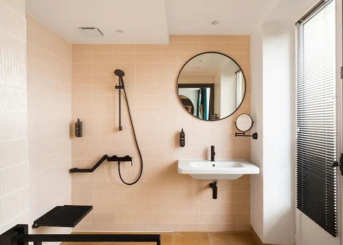 Limehome Montmartre מלון 4*
