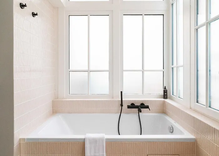 Limehome Montmartre 4* פריז