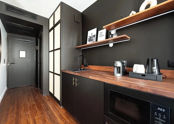 Limehome Montmartre 4* פריז