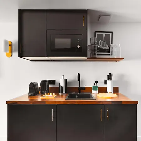 Limehome Montmartre 4* פריז